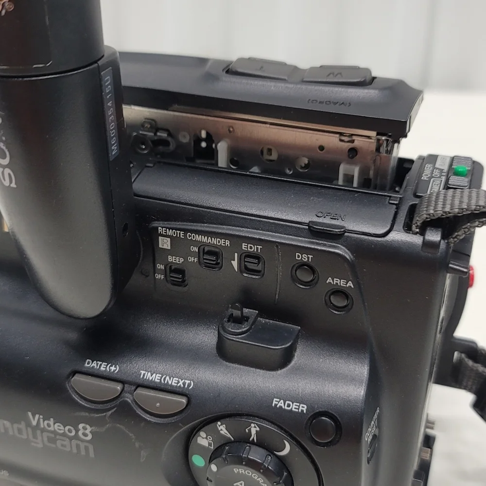 Sony Handycam CCD-TR31 8mm Video 8 Camcorder *For Parts Or Repair!*